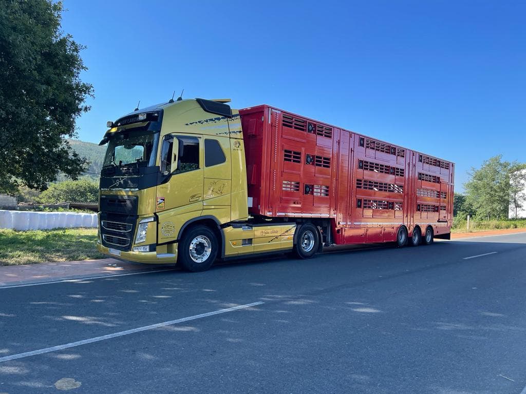 Amplia flota de vehículos para el transporte animal